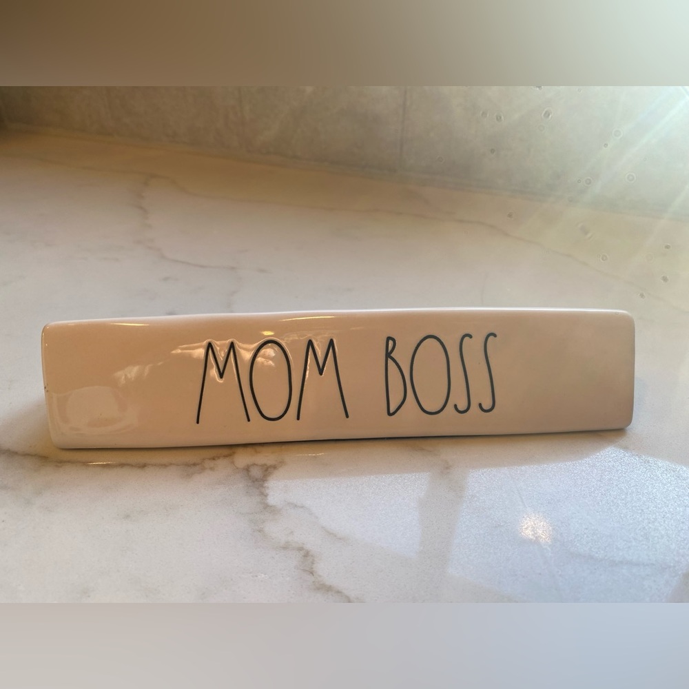 MOM BOSS desk sign
